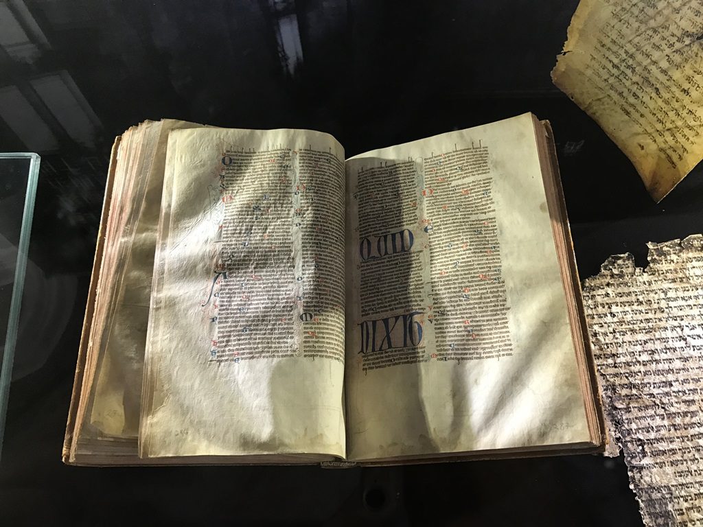 展覽展出了七十多件來自各地的古代聖經抄本和罕有的早期印刷本，細說著聖經的歷史。